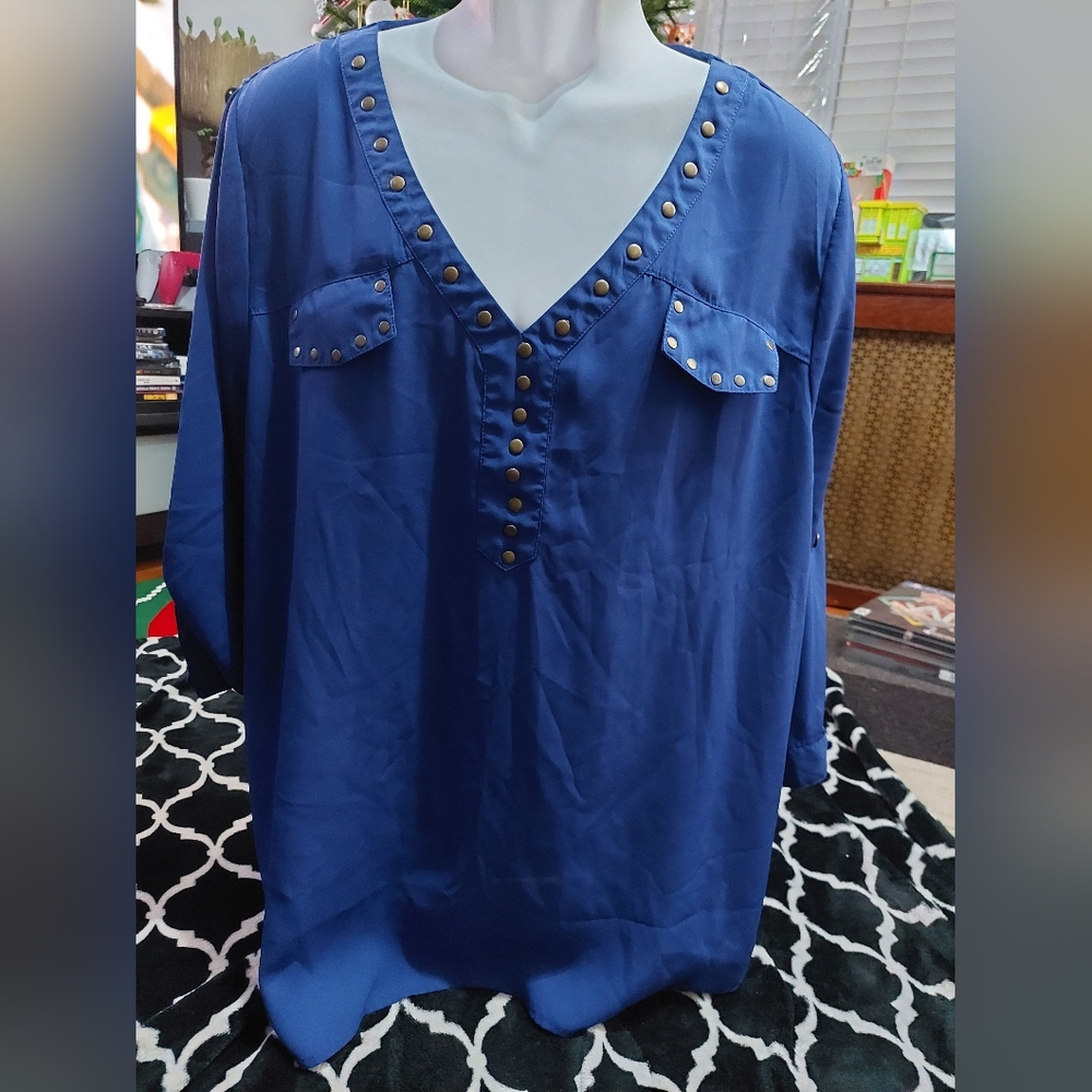Soulmates Women's 3x‎ Blue v-neck with brushed bronze studs